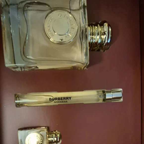 Burberry Goddess Fragrance Set with Gold Accents 3 piece set New in Box - Picture 6 of 9